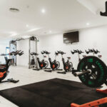 Ein Fitnessstudio mit vielen Geräten