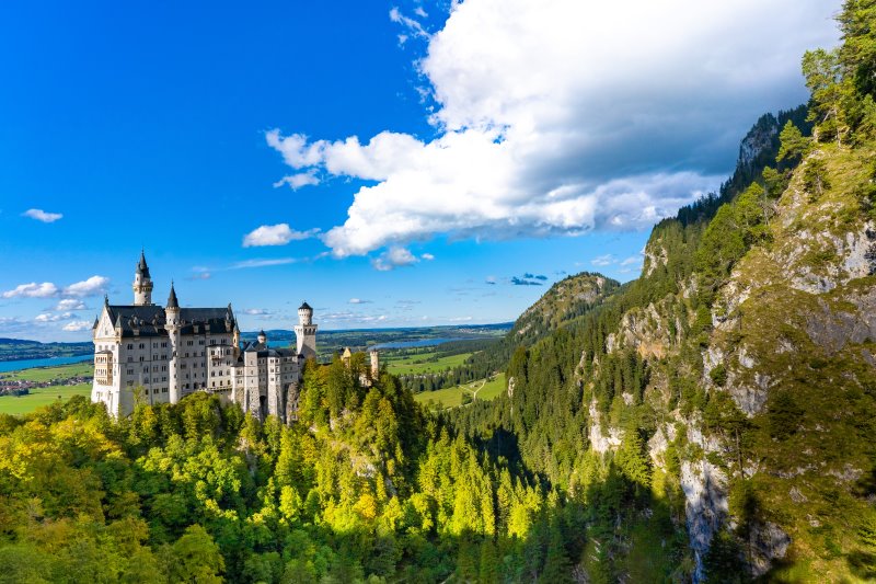 Das Schloss Neuschwanstein bei Sonnenschein und blauem Himmel