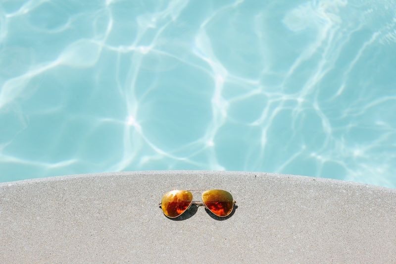 Sonnenbrille am Pool