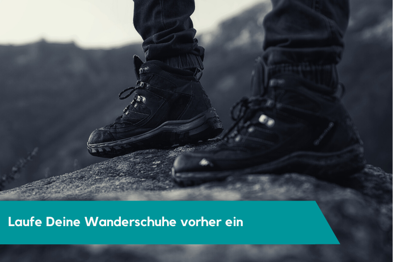 Man sieht ein paar Wanderschuhe. Eine Beschriftung lautet: Laufe Deine Wanderschuhe vorher ein.