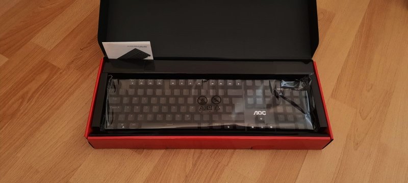 Die geöffnete Verpackung der GK500 Tastatur von AOC.