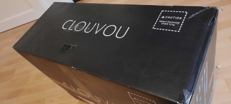 Die Originalverpackung des Bürostuhls von CLOUVOU.