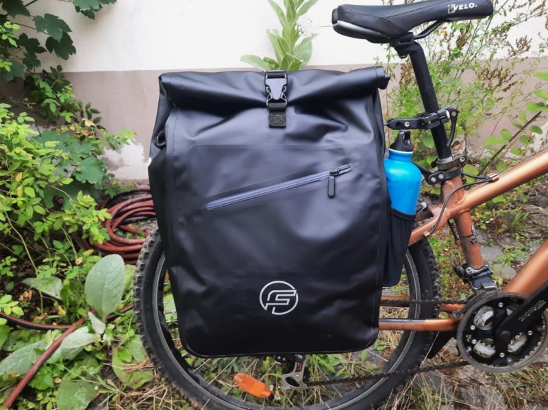 Tasche sicher am Fahrrad befestigt, bereit für die nächste Spritztour.