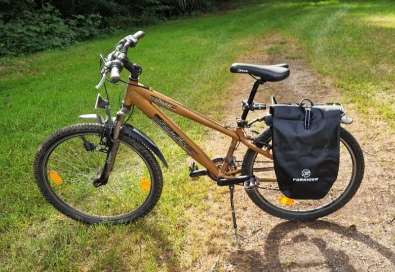 Fahrradtasche montiert am Fahrrad und bereit für eine Tour.