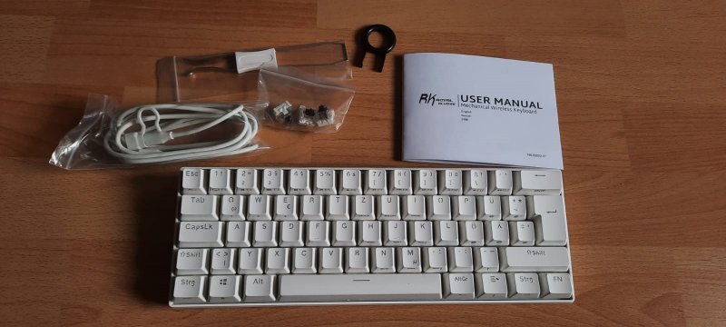 Die RK61 Tastatur mit vollständigem Lieferumfang.