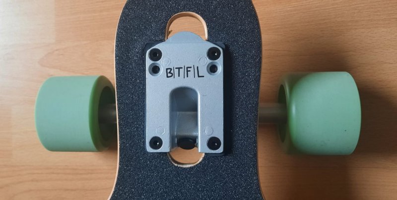 Die Verarbeitung der Räder des Drop-Throughb Longboards.