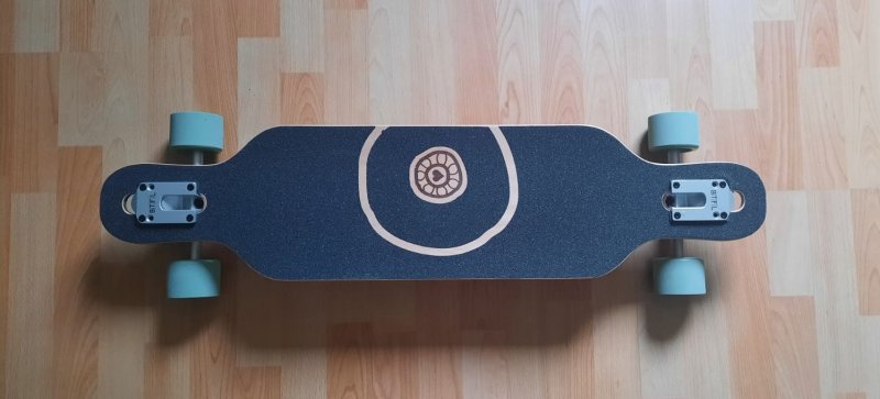 Das Deep-Through Longboard aus der Vogelperspektive.