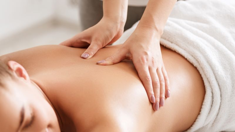 Nahaufnahme Rückenmassage