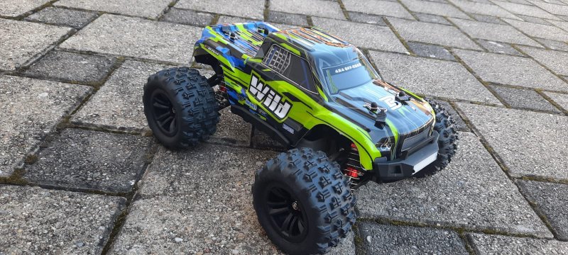 Der “HP161S - 3S Brushless RC Truck” von BEZGAR vor dem Hindernisparcour.