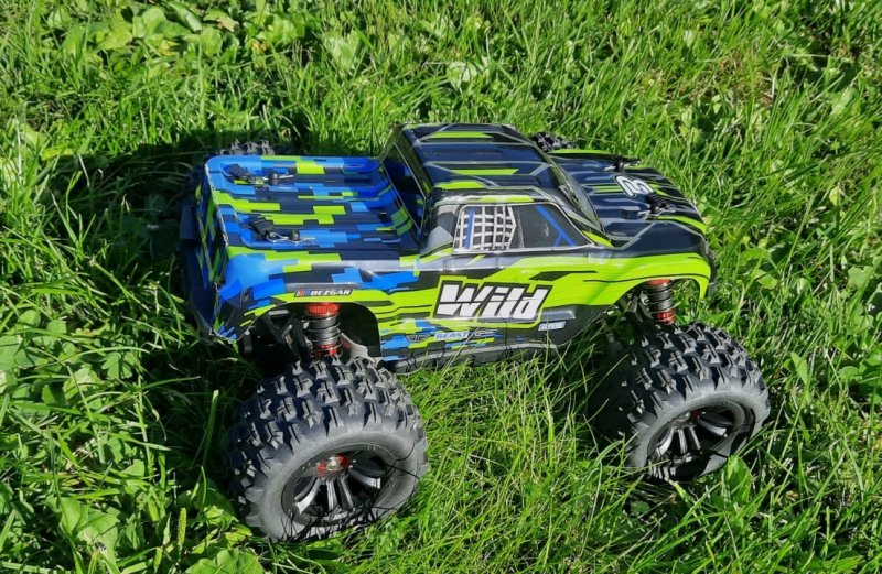 Der “HP161S - 3S Brushless RC Truck” von BEZGAR auf Gras.