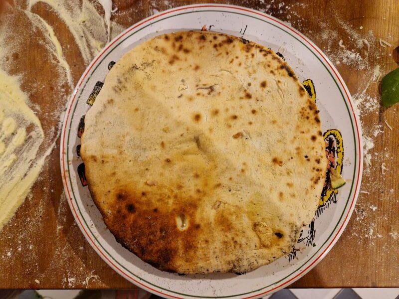 Fertig gebackene Pizza mit knuspriger Bodenstruktur.