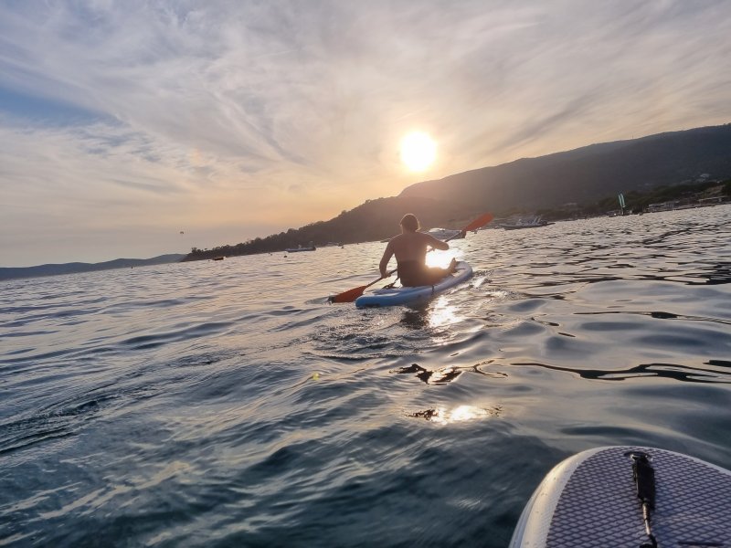 Montierter Kajak Sitz des "WBX320 SUP Board Aquemini" von Sportstech.